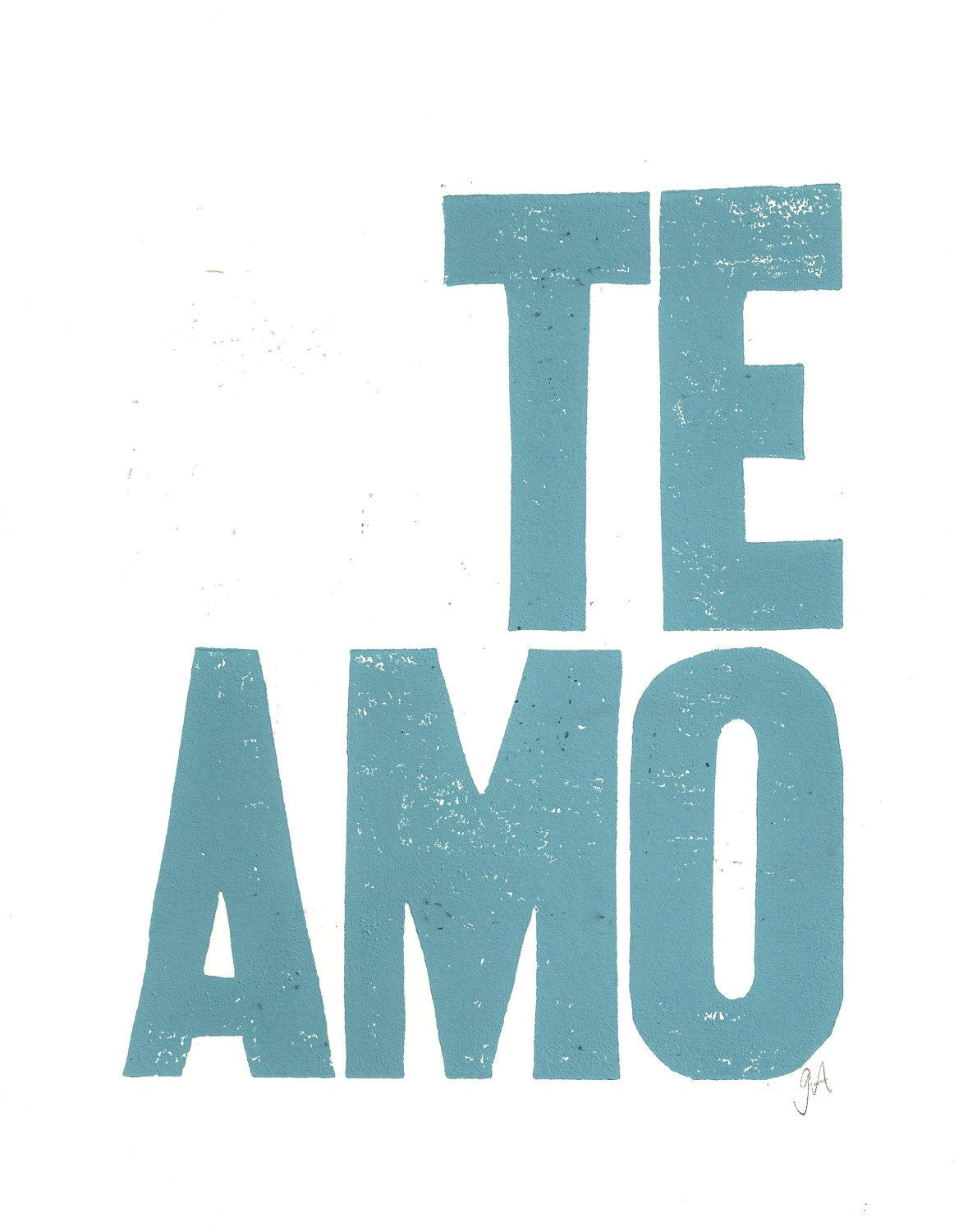 Text 'TE AMO' in large, light blue letters on a white background